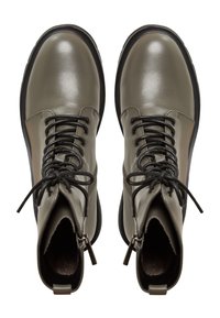 Laceren enkelboots in olijfgroen leer met een glanzende afwerking, voorzien van zwarte veters, zijritsen en dikke zwarte zolen.