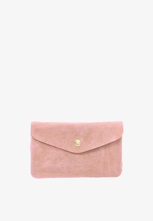 Pochette en daim rose pâle avec rabat fermé par un bouton rond en or, photographiée sur fond blanc.
