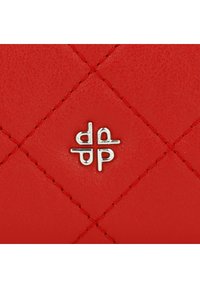 Portafoglio in pelle trapuntata rossa con un logo argentato sul davanti, caratterizzato da una cucitura a motivo diamante e una texture liscia.