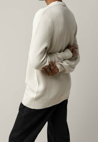 MELA Stickad tröja - beige