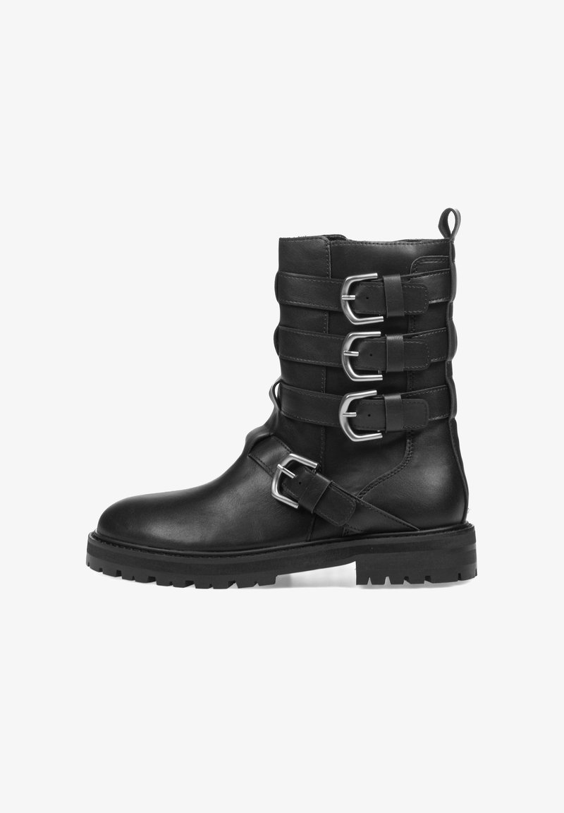 Bota negra de cuero hasta el tobillo con cuatro correas anchas y adornos de hebilla de plata. Presenta una suela de goma resistente y una cinta en la parte posterior para facilitar el calzado.