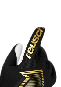 Guante de portero negro con textura antideslizante, logo en acento dorado y diseño aerodinámico. Presenta una muñequera ajustada y una punta sensible al tacto.