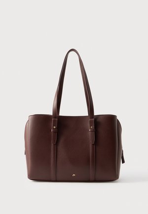 Sac cabas en cuir texturé marron foncé, avec deux longues anses d’épaule et de petits détails dorés, présenté sur un fond uni.