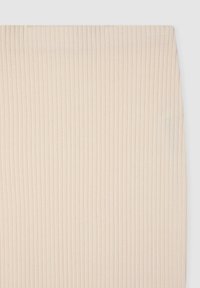 Tessuto a coste di un beige chiaro con strisce verticali, caratterizzato da una texture morbida e una finitura liscia e uniforme. La forma è rettangolare.