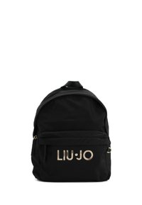 Zaino in nylon nero con lettering dorato "LIU•JO", dotato di una tasca frontale e parte superiore arrotondata. Spallacci regolabili, superficie liscia.