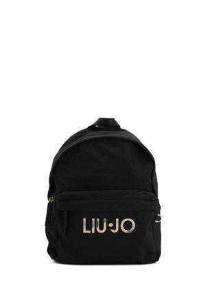 Zaino in nylon nero con lettering dorato "LIU•JO", dotato di una tasca frontale e parte superiore arrotondata. Spallacci regolabili, superficie liscia.