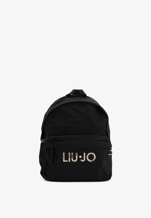 Zaino in nylon nero con lettering dorato "LIU•JO", dotato di una tasca frontale e parte superiore arrotondata. Spallacci regolabili, superficie liscia.