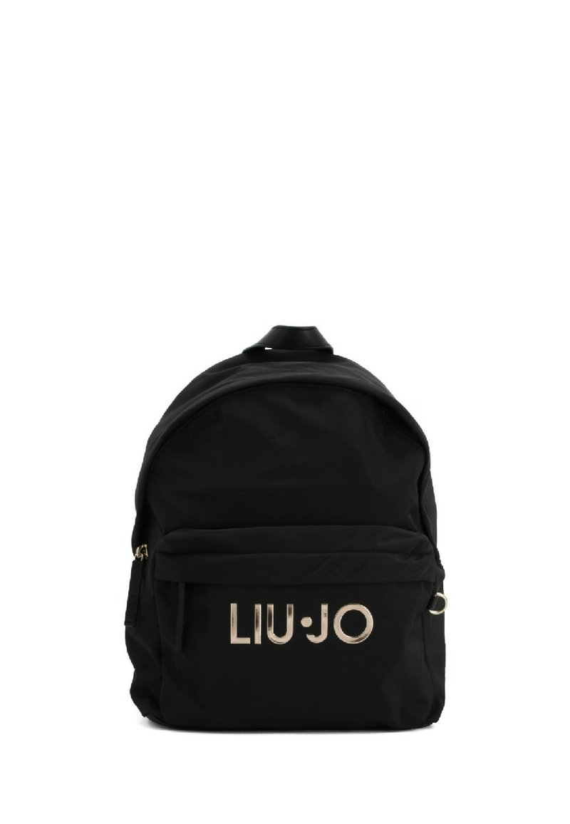 Zaino in nylon nero con lettering dorato "LIU•JO", dotato di una tasca frontale e parte superiore arrotondata. Spallacci regolabili, superficie liscia.