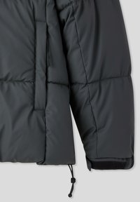 Kurtka puchowa w ciemnoszarym kolorze, z gładkiego, lśniącego materiału, poziomym pikowaniem, regulowanym ściągaczem u dołu oraz kieszenią boczną.