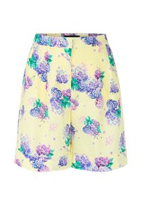 Gestreifte Shorts aus gelbem Stoff mit lila und grünen Hortensienmustern, mit einem plissierten Design und umgeschlagenem Saum.