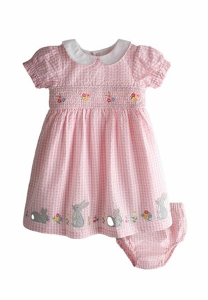 Pink ternet baby kjole med korte puffede ærmer, hvid Peter Pan-krave, broderede blomster og kaninapplikationer nær kanten, med matchende bloomers.