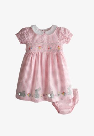 Pink ternet baby kjole med korte puffede ærmer, hvid Peter Pan-krave, broderede blomster og kaninapplikationer nær kanten, med matchende bloomers.