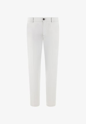 Pantalon blanc sur mesure avec passants pour ceinture et fermeture avant par bouton, présenté sur un fond blanc uni.