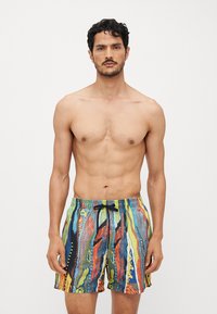 Shorts de bain colorés avec des motifs abstraits dans des couleurs vives telles que le bleu, l'orange, le jaune et le vert ; conçus avec une taille ajustable à cordon.
