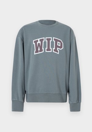 Sweat-shirt gris avec poignets et ourlet côtelés. Présente le logo "WIP" en blanc avec un contour violet foncé. Col rond, confectionné en tissu doux.