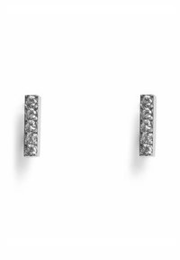 Boucles d'oreilles rectangulaires en argent, ornées d'une rangée de pierres précieuses rondes et claires incrustées sur un côté, avec une finition métallique polie.