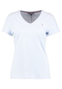 Jasnoniebieska koszulka polo V-neck wykonana z miękkiej bawełny, z krótkimi rękawami i małym logo na lewej piersi. Gładka tekstura, casualowy design.