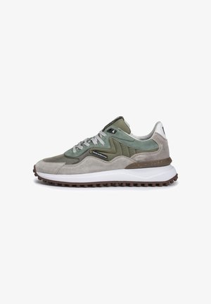 Sneakers met een combinatie van suède en mesh in grijze en groene tinten, met een witte tussenzool en een bruine, gestructureerde rubberen buitenzool.