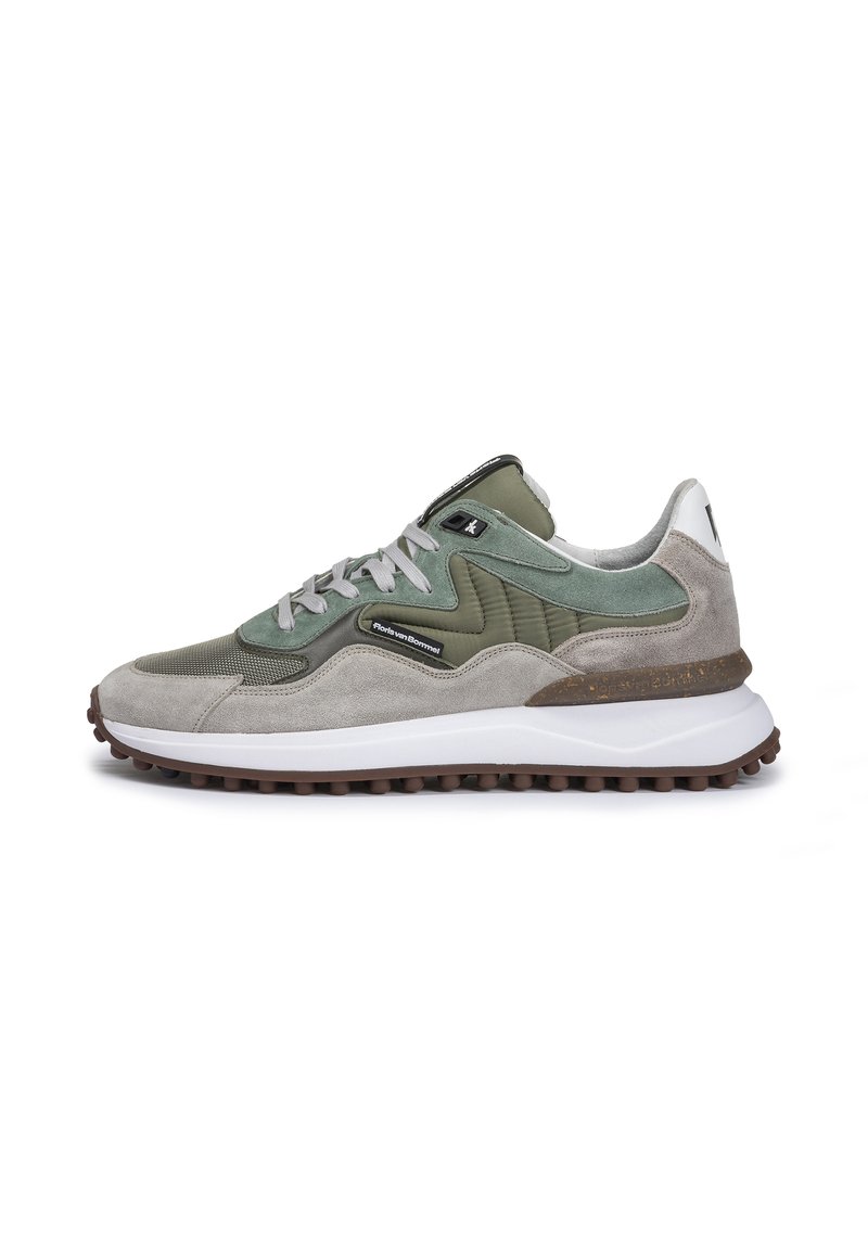 Sneakers che presentano un mix di suede e rete in tonalità grigie e verdi, con una suola intermedia bianca e una suola esterna in gomma testurizzata marrone.