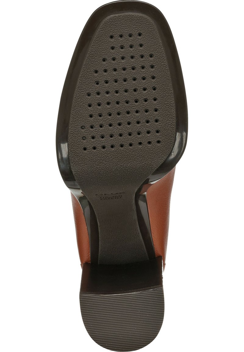 Scarpa in pelle marrone con suola marrone testurizzata, caratterizzata da numerose piccole perforazioni. Il tacco è leggermente elevato con una finitura liscia.