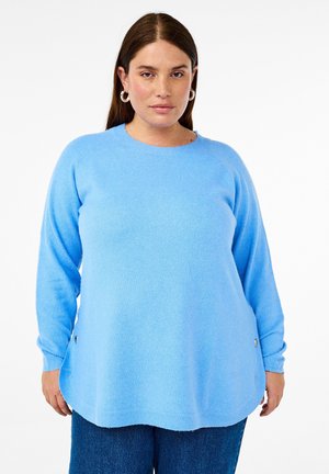 Helles blaues, langärmliges Sweatshirt mit Rundhalsausschnitt, weicher Textur und abgerundetem Saum, das ein kleines Akzentlogo an der Seite trägt.