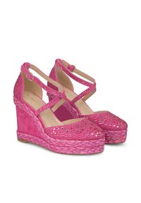 Sandali a zeppa rosa con tomaia in suede, con cinturini regolabili e ritagli decorativi. Il tacco in juta intrecciata aggiunge texture ed altezza.