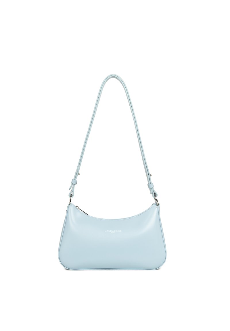 Sac à épaule en cuir bleu clair avec une forme incurvée, bandoulière réglable, fermeture éclair et détail de logo subtil à l'avant.