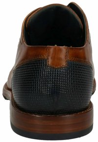 Brauner Lederschuh mit einem strukturierten, dunkelblauen hinteren Teil, glattem braunem Absatz und kontrastierenden Nähten. Standard Schnürdesign, von hinten nicht sichtbar.