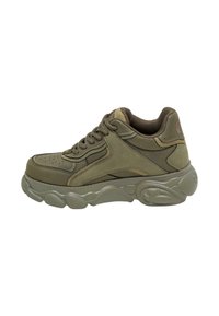 Olivgrüne Sneakers mit einem strukturierten Wildleder- und Mesh-Obermaterial, ausgestattet mit einer klobigen Gummisohle und detaillierten Nähten an den Seiten.