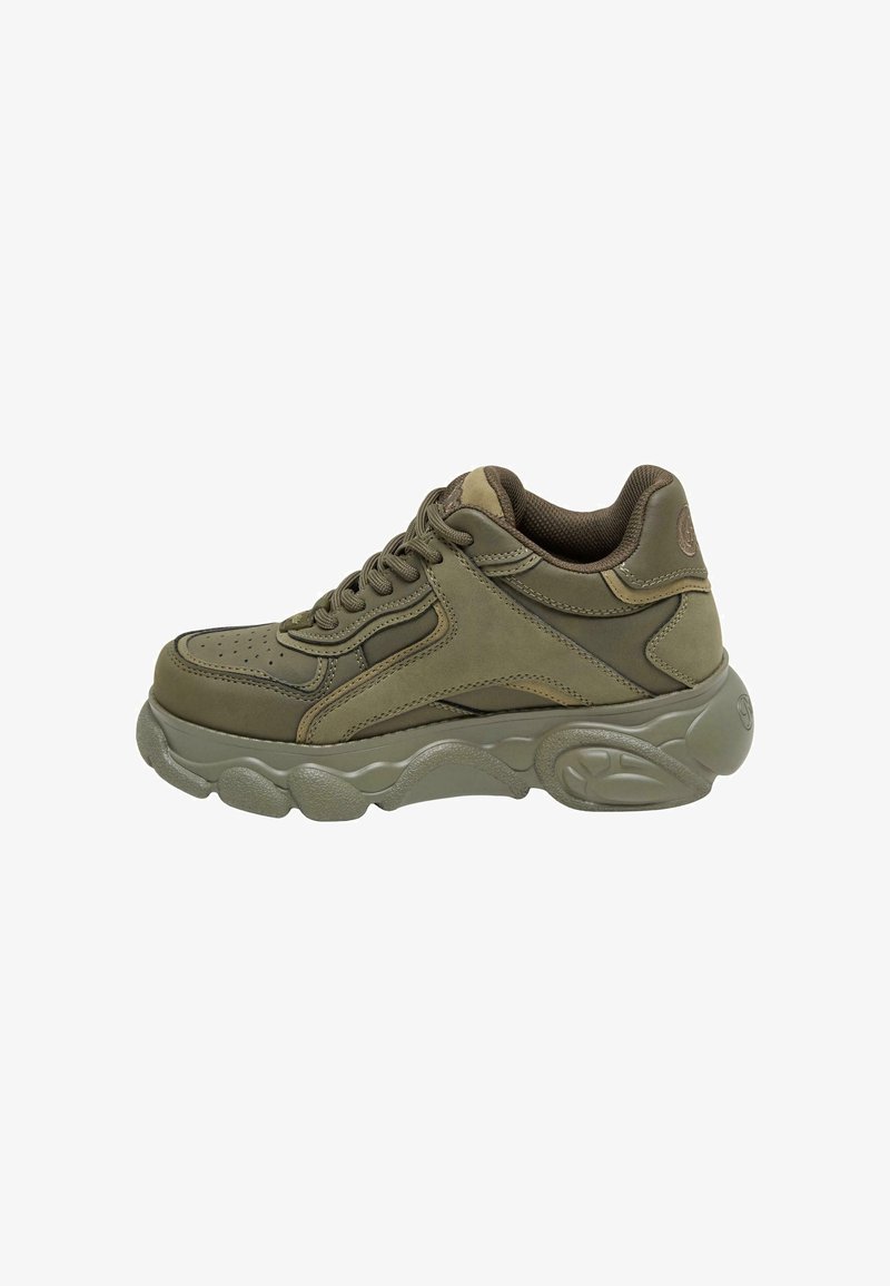 Olivgrüne Sneakers mit einem strukturierten Wildleder- und Mesh-Obermaterial, ausgestattet mit einer klobigen Gummisohle und detaillierten Nähten an den Seiten.