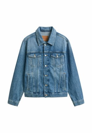 Blaue Jeansjacke mit Knopfleiste, zwei Brustklappentaschen mit Knöpfen und vertikalen Seitentaschen, flach auf weißem Hintergrund liegend.