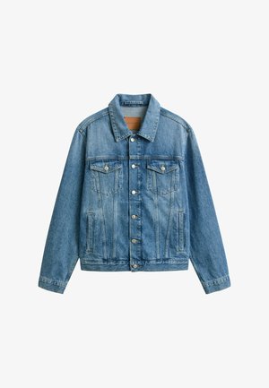 Blauwe spijkerjack met knopen aan de voorkant, twee borstflapzakken met knopen en verticale zijzakken, plat neergelegd op een witte achtergrond.