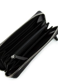 Zwarte leren portemonnee met rits rondom, geopend om meerdere kaarthouders, vakken en een centraal vak met ritssluiting voor muntgeld te tonen.