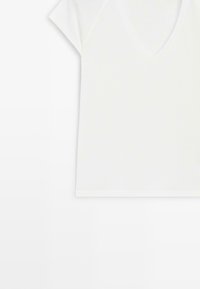 Schlichtes weißes T-Shirt mit kurzen Ärmeln und V-Ausschnitt, gefaltet mit der Vorderseite sichtbar vor weißem Hintergrund.