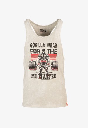 Beige mouwloze sportsinglet met een gespierde man die een halter optilt, rode strepen en de tekst "Gorilla Wear for the Motivated."