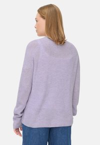 Hellvioletter, gestrickter Pullover mit gerippter Textur, überschnittenen Schultern und lockerer Passform. Verfügt über lange Ärmel und einen runden Ausschnitt.