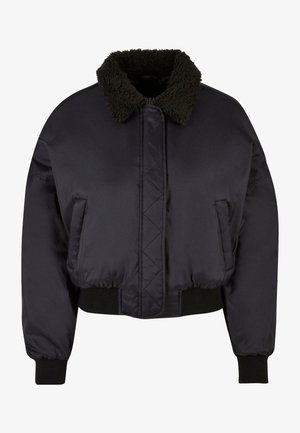 Schwarze, kurze Bomberjacke mit einem strukturierten, dunklen Pelzkragen, elastischen Bündchen und Saum sowie diagonalen Nahtdetails auf der Vorderseite.