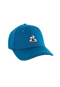 Gorra de béisbol azul hecha de tela con una corona redondeada y visera curva. Presenta un parche de logo en la parte frontal.