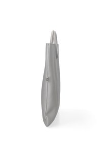 Borsa tote in pelle grigia con texture liscia, dotata di chiusura con zip, design piatto e manici lunghi cuciti. Vista laterale mostrata.