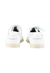 Zapatos de cuero blanco con una textura suave, suela de color claro contrastante y diseño de cordones. Presenta costuras decorativas y ojales.