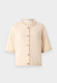 Cardigan en tricot beige à manches courtes, avec un col rond et une finition tressée le long du col et des manches. Dispose de boutons marron.