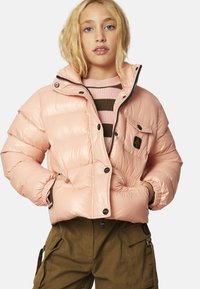 Giacca piumino rosa chiaro con chiusura a zip, bottoni a pressione, colletto ampio e tasche laterali; presenta una patch con logo e polsini a coste.