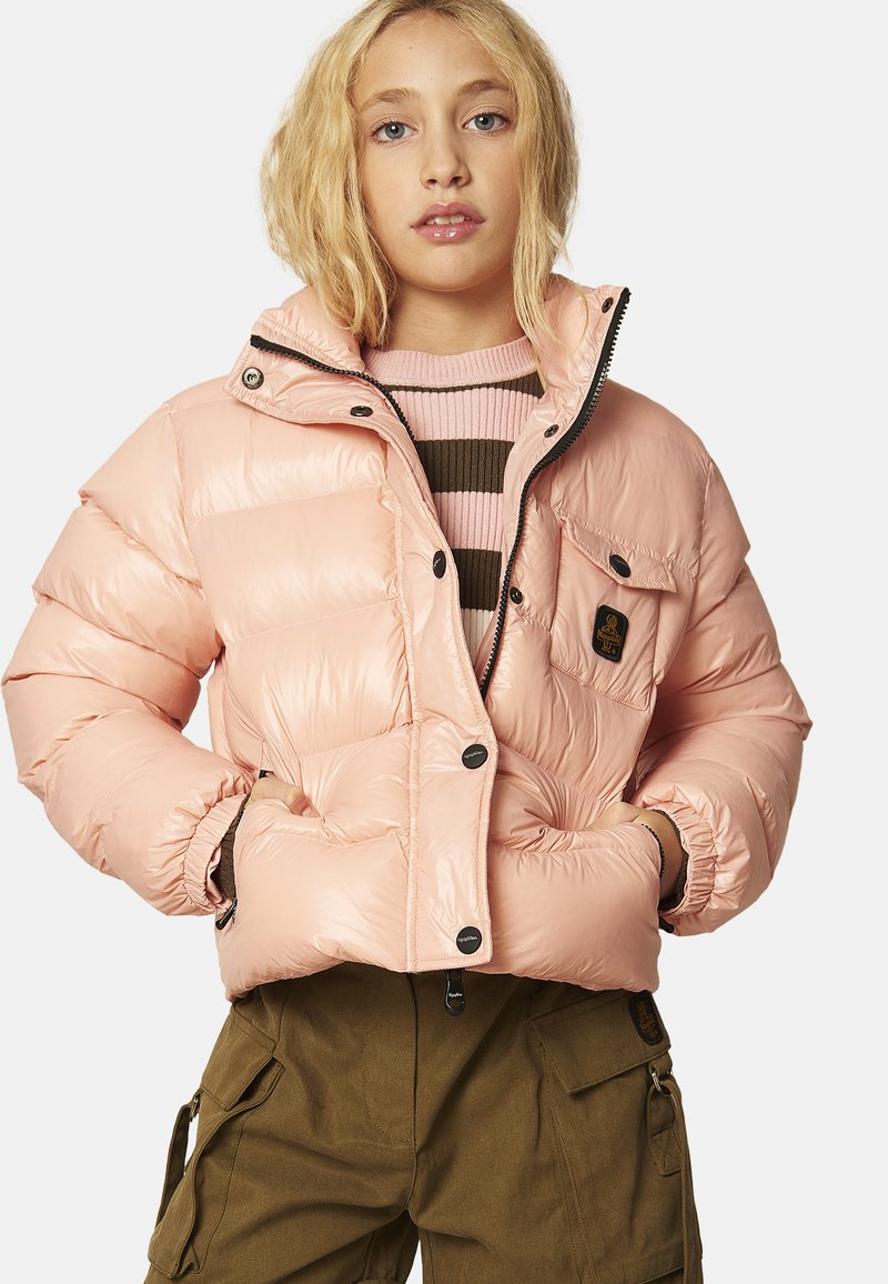 Giacca piumino rosa chiaro con chiusura a zip, bottoni a pressione, colletto ampio e tasche laterali; presenta una patch con logo e polsini a coste.