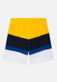 Bañadores para hombre con un diseño en bloques de color que incluye secciones en amarillo, azul marino, azul y blanco, cinturilla elástica y tejido ligero.