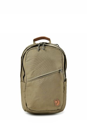 Olivgrüner Rucksack mit braunem Ledergriff, diagonaler Frontreißverschlusstasche und kleinem Lederfuchs-Logo in der unteren rechten Ecke.