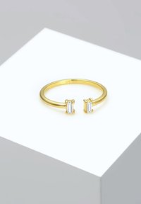 Gouden ring met twee rechthoekige heldere stenen accenten, eenvoudig bandontwerp, gladde textuur en hallmark gravure.
