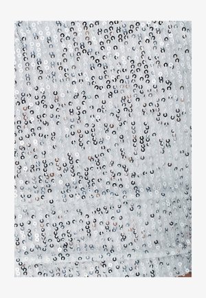 Srebrna tkanina sa sequinsima koja sadrži mješavinu okruglih i poluokruglih sequinsa gusto raspoređenih na svijetlosivoj pozadini.