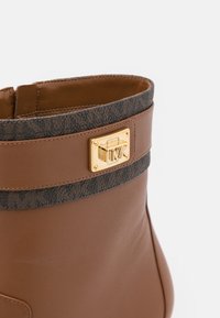 MICHAEL Michael Kors Stivaletti - cognac