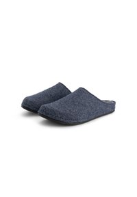 Een paar donkerblauwe vilten instapslippers met zwarte zolen, in een schuine hoek om de voor- en zijkant te tonen op een witte achtergrond.
