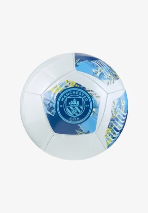 Balts futbola bumba ar ziliem un dzelteniem grafiskajiem motīviem, centrā ir apaļa Mančestras City logo. Tam ir teksturēta virsma labākai satveršanai.